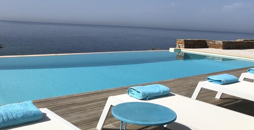 Rantahotelli Villa 2 uima-altaalla