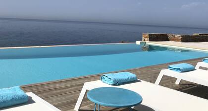 Rantahotelli Villa 2 uima-altaalla