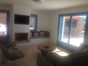 TV, fireplace - Villa Frear II with infinity pool (KEA)