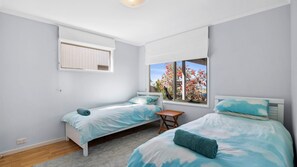 3 bedrooms, Internet, bed sheets - View from the Hill (Lorne)