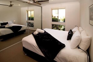 4 bedrooms, desk, iron/ironing board, WiFi