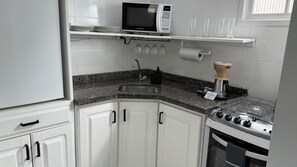 Geladeira, micro-ondas, fogão, cooktop