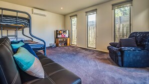 4 habitaciones, tabla de planchar con plancha, cuna de viaje y internet