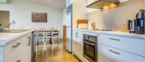 ثلاجة، ميكروويف، فرن، موقد طهي مسطح