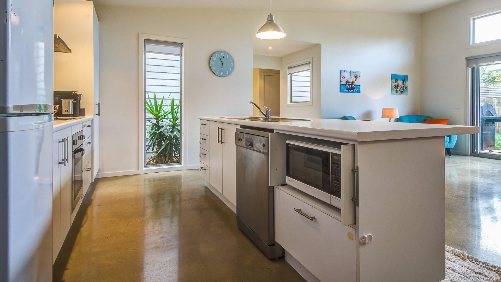 Jääkaappi, mikroaaltouuni, uuni, liesi