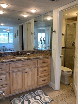 Towels - 2 Bedroom, 2 Bathroom, Sleeps 6 with an Open Balcony! (Sarasota)
