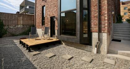 Queen Anne Design Loft with Space Needle View, 8days max.