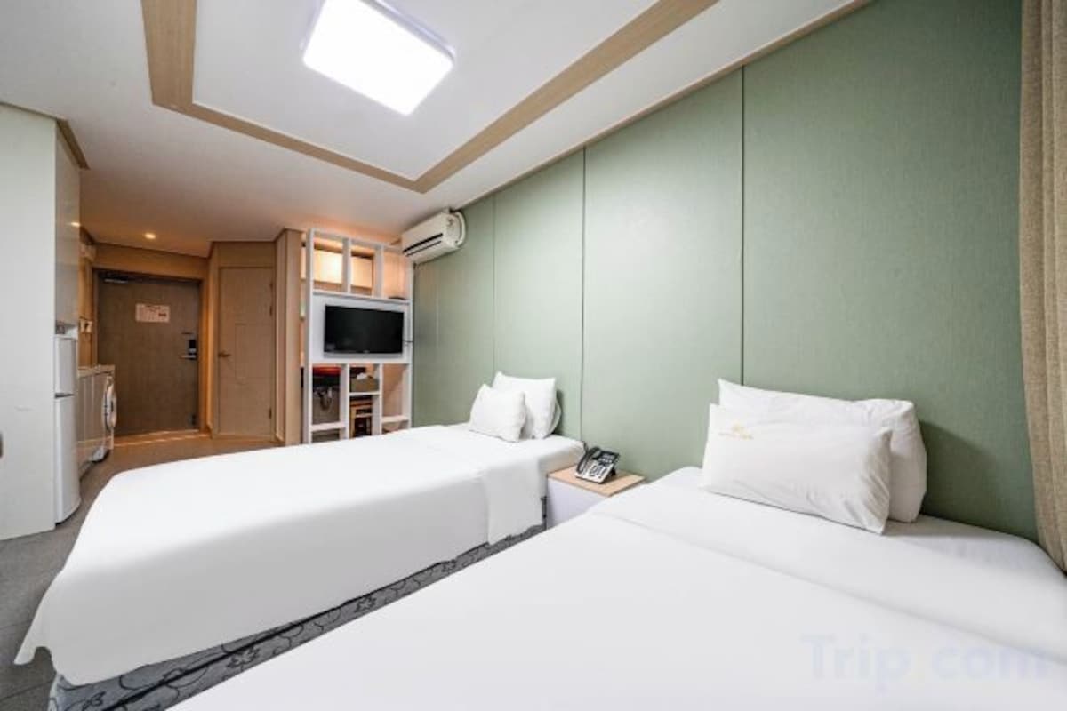 Egyptian cotton sheets, premium bedding, pillow-top beds, desk