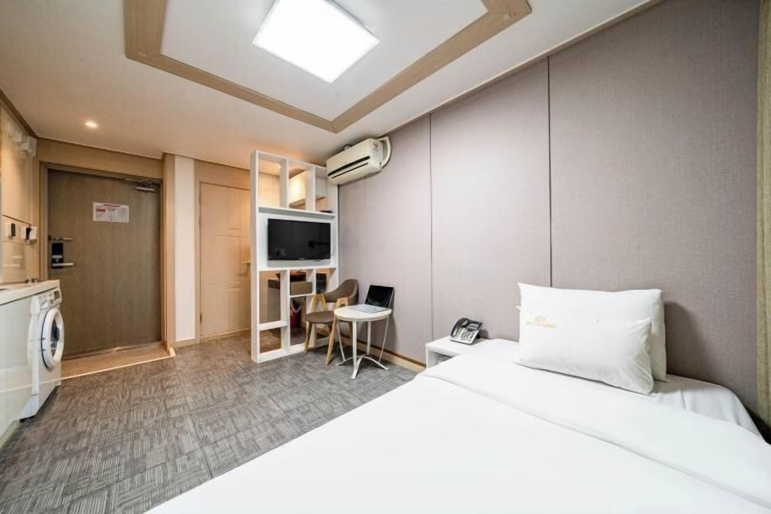 Egyptian cotton sheets, premium bedding, down duvets, pillow-top beds