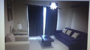 Een televisie en een tafeltennistafel