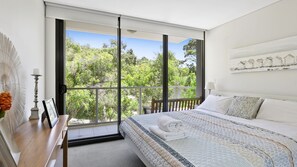 4 bedrooms, free Internet, bed sheets