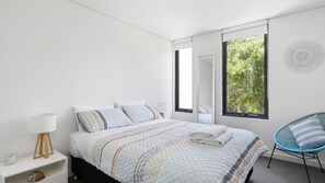 4 bedrooms, free Internet, bed sheets