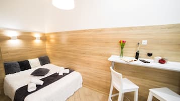 Appartement, 1 tweepersoonsbed, niet-roken | Een bureau, een strijkplank/strijkijzer, gratis wifi, beddengoed