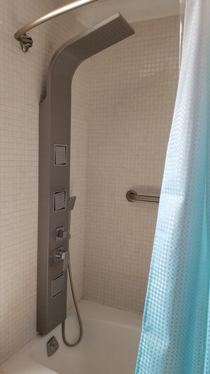 Duschwanne, Bidet, Handtücher, Shampoo