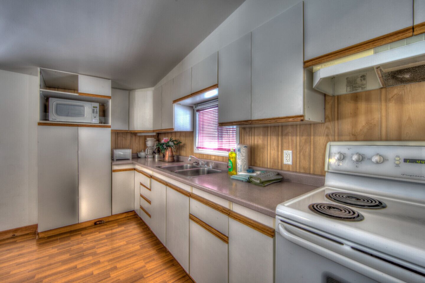 Blue Mountain 6 Bdrm VERY PRIVATE Cottage on 10 acres, Outdoor Hot Tub