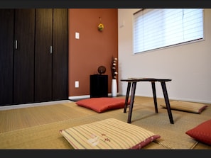 A room with tatami mats, a small table, and a wardrobe. - Sun Flower (Onna)