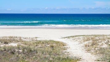 På stranden och parasoller