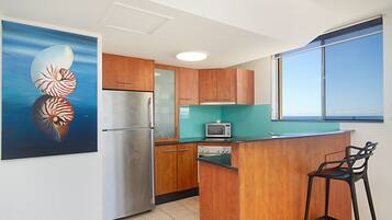 Kylskåp, mikrovågsugn, spishäll och diskmaskin