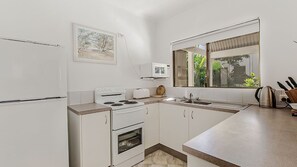 Fridge, microwave, oven, toaster - Unit 2 Riverbreeze (NOOSAVILLE)