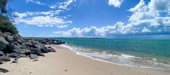 A Yearenda - Water Views -3BR - Steps to the Beach