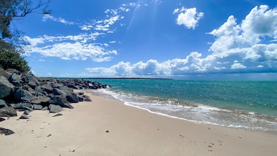 A Yearenda - Water Views -3BR - Steps to the Beach