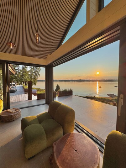 Brand new Luxory Lake front cottage, a large variation of Boats available.