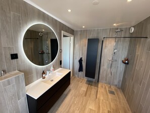 Banheira, secador de cabelo, bidê, toalhas de banho