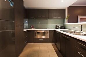 Fridge, microwave, oven, stovetop - Surfside 8 Spacious Retreat on Yallingup Beach (Yallingup)