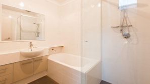 Shower, hair dryer - Surfside 8—Spacious Retreat on Yallingup Beach (Yallingup)