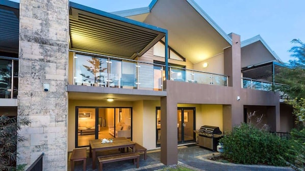 Outdoor dining - Surfside 8—Spacious Retreat on Yallingup Beach (Yallingup)