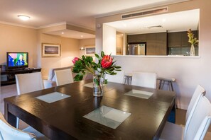 Dining - Surfside 8 Spacious Retreat on Yallingup Beach (Yallingup)