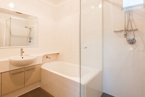 Hair dryer, towels, toilet paper - Surfside 8 Spacious Retreat on Yallingup Beach (Yallingup)