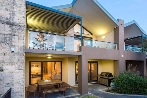 Surfside 8 Spacious Retreat on Yallingup Beach