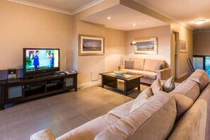 Living area - Surfside 8 Spacious Retreat on Yallingup Beach (Yallingup)