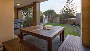 Outdoor dining - Surfside 8—Spacious Retreat on Yallingup Beach (Yallingup)
