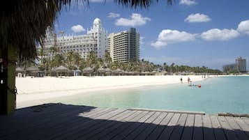 Vlak bij het strand, ligstoelen, strandlakens