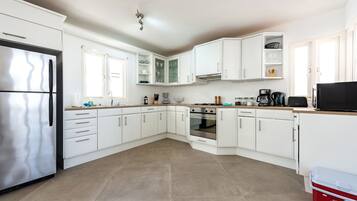 Een koelkast, een microgolfoven, een oven, een kookplaat