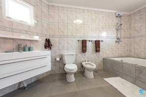 Duschwanne, Haartrockner, Handtücher, Toilettenpapier