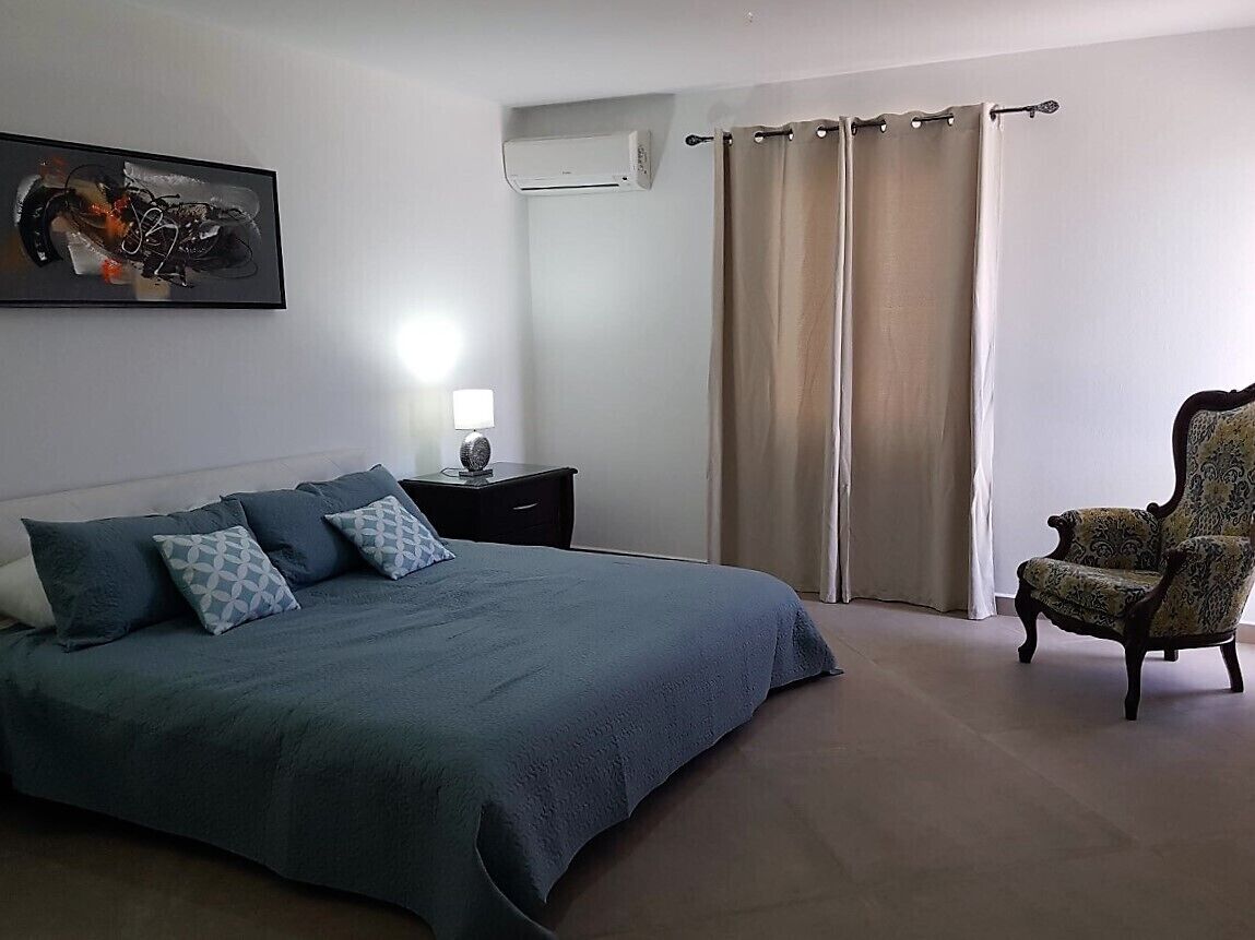 3 chambres, coffres-forts dans les chambres, bureau