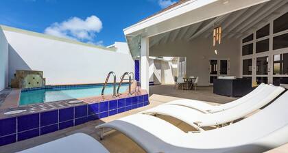 Palm Beach Villa - walk to the beach/hundreds of restaurants at the hotel strip!