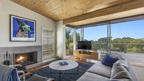 Televisie en een open haard