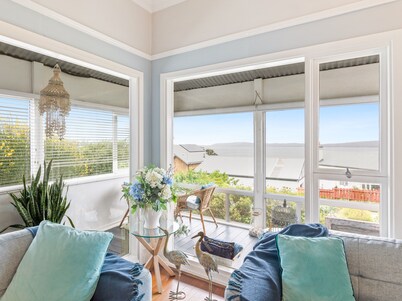 Luxury Heritage Cottage with Harbour Views in Albany