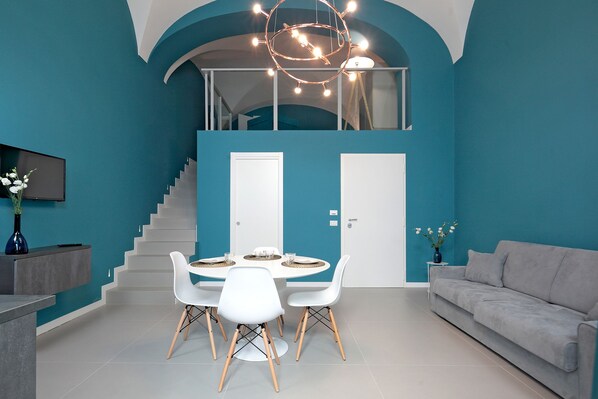 Familiekamer, niet-roken, kitchenette (3) | Woonruimte | Flatscreentelevisie