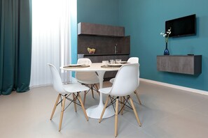 Family Room, Non Smoking, Kitchenette (3) | Living area | Flat-screen TV - B&Bari via Cairoli (Bari)