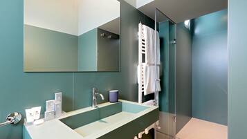 Shower, free toiletries, hair dryer, bidet
