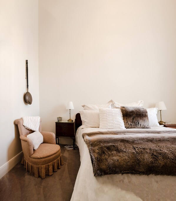 2 chambres, bureau, fer et planche à repasser, lit parapluie