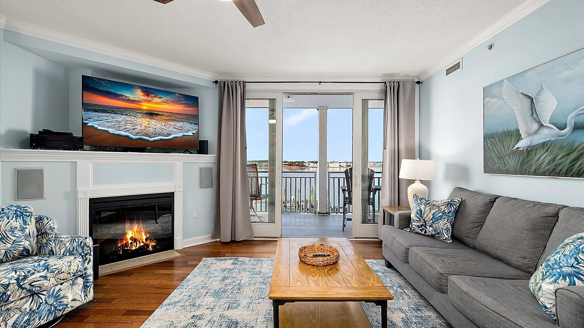 Fernseher, Kamin, Netflix, DVD-Player