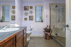 Ensemble douche/baignoire, sèche-cheveux, serviettes fournies, savon