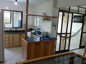 Geladeira, micro-ondas, fogão, cooktop