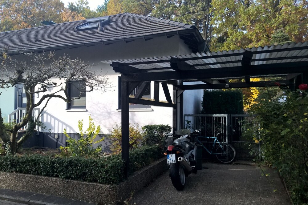 Comfortable quite room in 1-family house, perfect public transportation